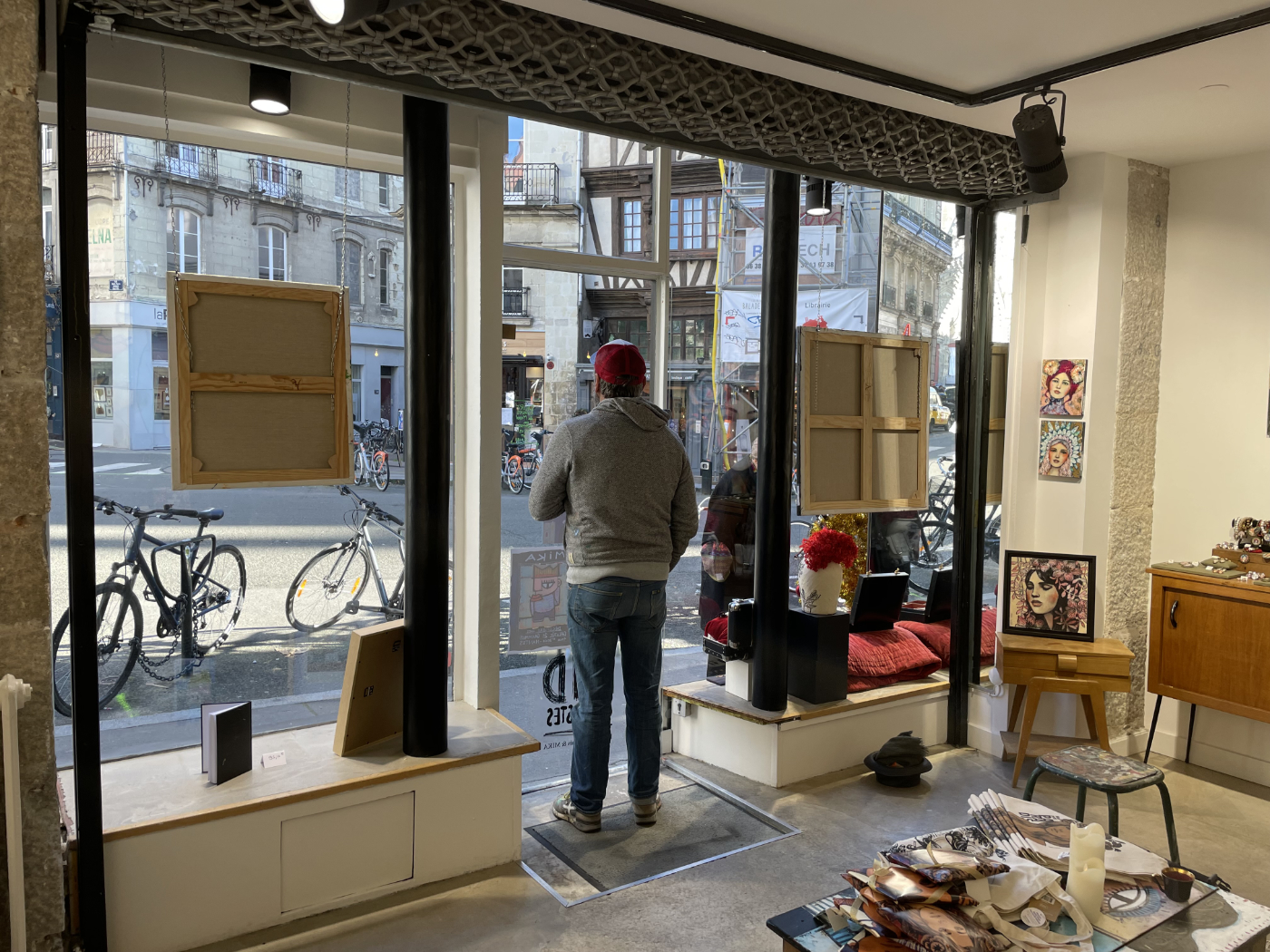 Mika face vitrine de la galerie 21 grammes regarde la rue